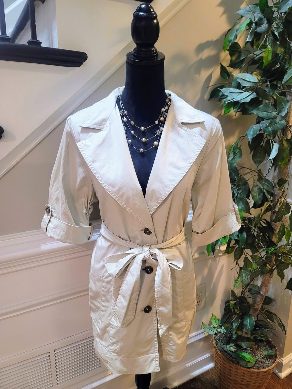 Cabi Safari Jacket Women's Size 12 Beige Notched Lapel Button Front Short Sleeve